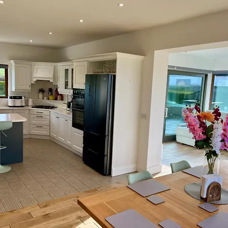 Superb Large 5 Bedroom Home, 6 Beds, Sleeps 10-11 Guest, With Lovely Mountain Views Killarney