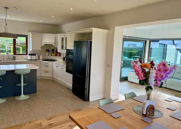 Superb Large 5 Bedroom Home, 6 Beds, Sleeps 10-11 Guest, With Lovely Mountain Views Killarney