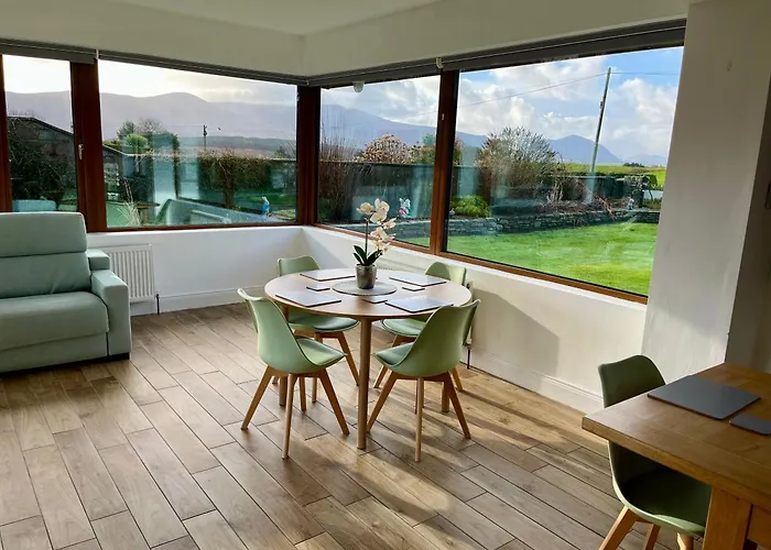 Superb Large 5 Bedroom Home, 6 Beds, Sleeps 10-11 Guest, With Lovely Mountain Views Killarney