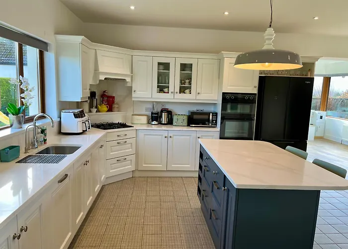 Superb Large 5 Bedroom Home, 6 Beds, Sleeps 10-11 Guest, With Lovely Mountain Views