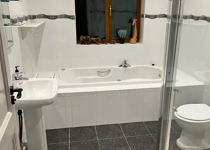 Superb Large 5 Bedroom Home, 6 Beds, Sleeps 10-11 Guest, With Lovely Mountain Views * Killarney