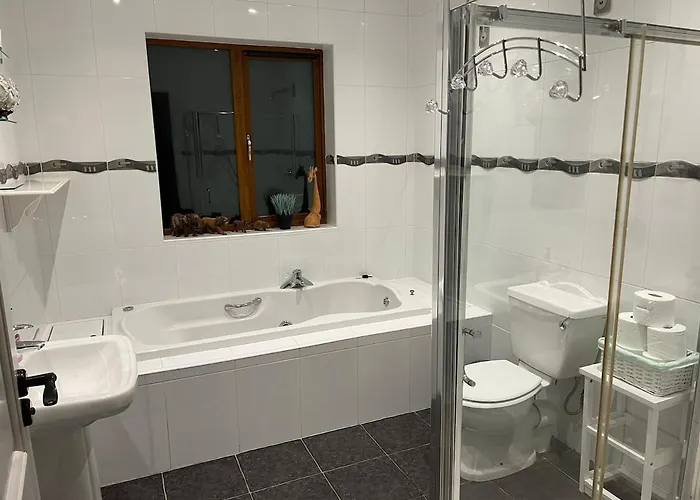 Superb Large 5 Bedroom Home, 6 Beds, Sleeps 10-11 Guest, With Lovely Mountain Views * Killarney