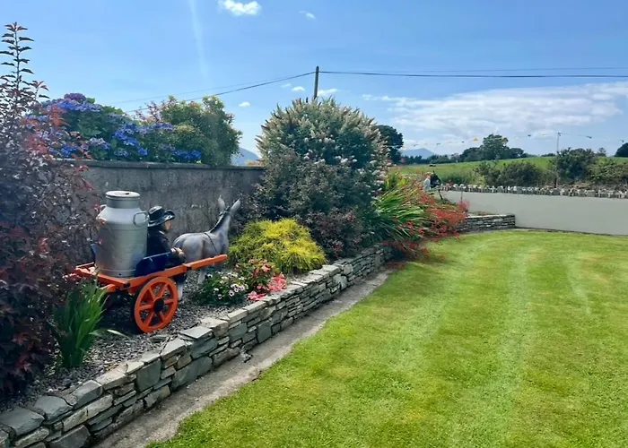 Superb Large 5 Bedroom Home, 6 Beds, Sleeps 10-11 Guest, With Lovely Mountain Views