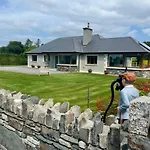 Superb Large 5 Bedroom Home, 6 Beds, Sleeps 10-11 Guest, With Lovely Mountain Views 킬라니