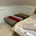 Superb Large 5 Bedroom Home, 6 Beds, Sleeps 10-11 Guest, With Lovely Mountain Views 펜션 킬라니