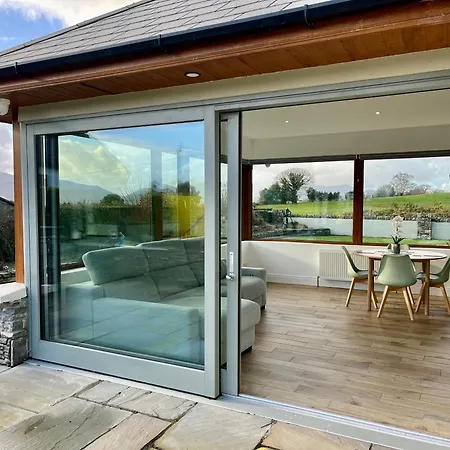 Superb Large 5 Bedroom Home, 6 Beds, Sleeps 10-11 Guest, With Lovely Mountain Views Holiday home