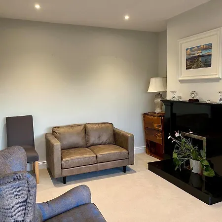 Superb Large 5 Bedroom Home, 6 Beds, Sleeps 10-11 Guest, With Lovely Mountain Views