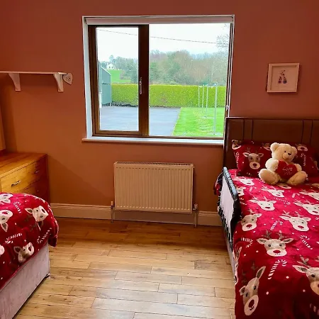 Dom wakacyjny Superb Large 5 Bedroom Home, 6 Beds, Sleeps 10-11 Guest, With Lovely Mountain Views *