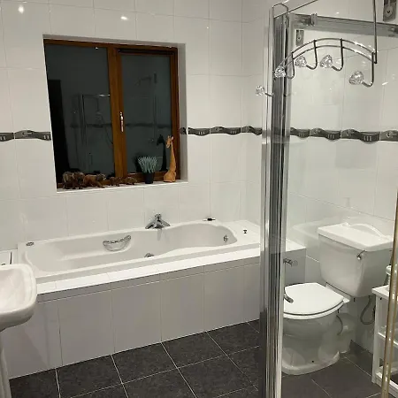 Superb Large 5 Bedroom Home, 6 Beds, Sleeps 10-11 Guest, With Lovely Mountain Views * קיל איירן