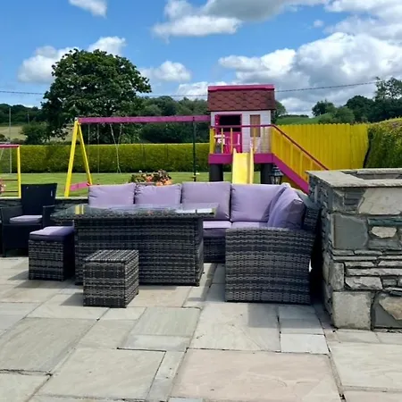 Holiday home Superb Large 5 Bedroom Home, 6 Beds, Sleeps 10-11 Guest, With Lovely Mountain Views