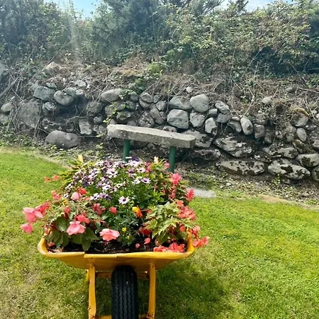 Superb Large 5 Bedroom Home, 6 Beds, Sleeps 10-11 Guest, With Lovely Mountain Views * Killarney