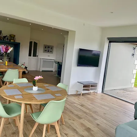 Holiday home Superb Large 5 Bedroom Home, 6 Beds, Sleeps 10-11 Guest, With Lovely Mountain Views *