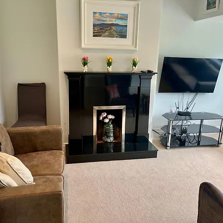 Holiday home Superb Large 5 Bedroom Home, 6 Beds, Sleeps 10-11 Guest, With Lovely Mountain Views