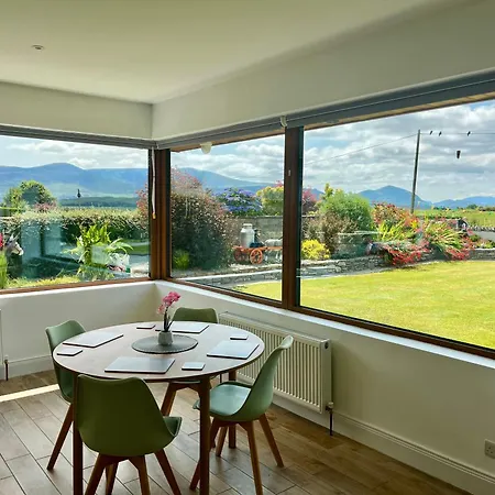 Superb Large 5 Bedroom Home, 6 Beds, Sleeps 10-11 Guest, With Lovely Mountain Views Holiday home *