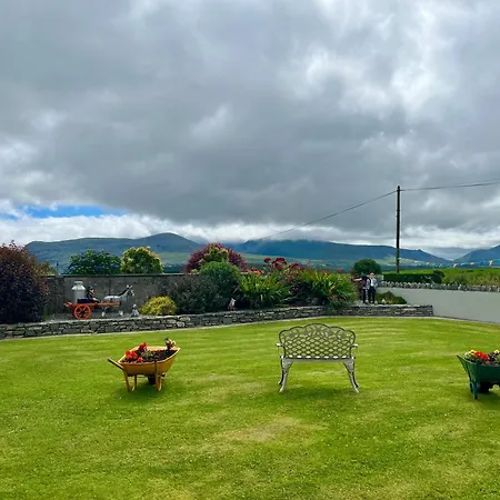 Holiday home Superb Large 5 Bedroom Home, 6 Beds, Sleeps 10-11 Guest, With Lovely Mountain Views
