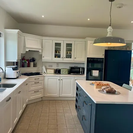 Superb Large 5 Bedroom Home, 6 Beds, Sleeps 10-11 Guest, With Lovely Mountain Views *