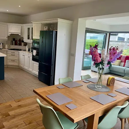 Superb Large 5 Bedroom Home, 6 Beds, Sleeps 10-11 Guest, With Lovely Mountain Views Holiday home