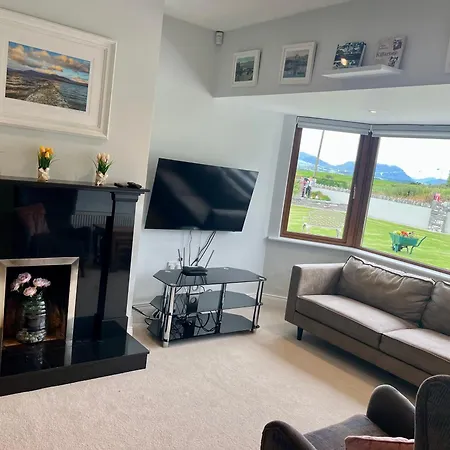 Holiday home Superb Large 5 Bedroom Home, 6 Beds, Sleeps 10-11 Guest, With Lovely Mountain Views *