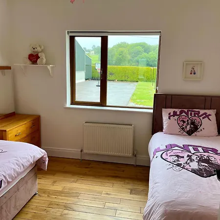 Superb Large 5 Bedroom Home, 6 Beds, Sleeps 10-11 Guest, With Lovely Mountain Views Killarney