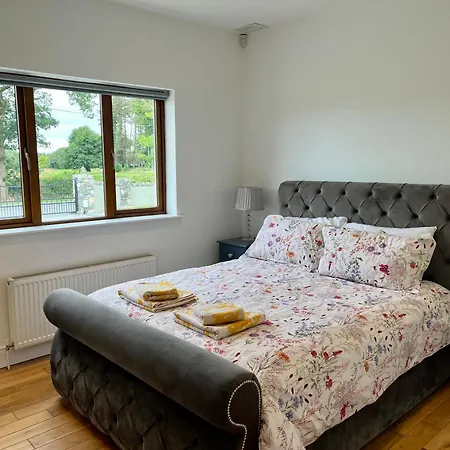 Superb Large 5 Bedroom Home, 6 Beds, Sleeps 10-11 Guest, With Lovely Mountain Views קיל איירן