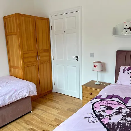 Superb Large 5 Bedroom Home, 6 Beds, Sleeps 10-11 Guest, With Lovely Mountain Views Holiday home