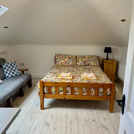 Superb Large 5 Bedroom Home, 6 Beds, Sleeps 10-11 Guest, With Lovely Mountain Views Holiday home *