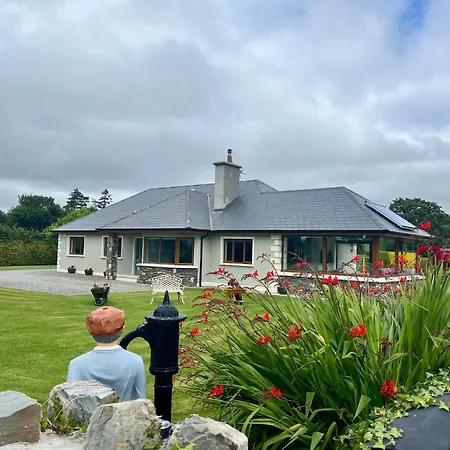 Holiday home Superb Large 5 Bedroom Home, 6 Beds, Sleeps 10-11 Guest, With Lovely Mountain Views *