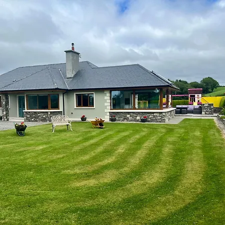 Superb Large 5 Bedroom Home, 6 Beds, Sleeps 10-11 Guest, With Lovely Mountain Views Holiday home Killarney