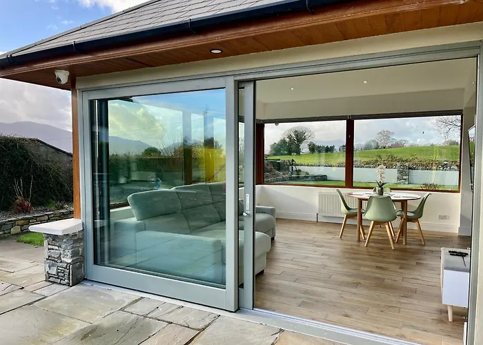 Superb Large 5 Bedroom Home, 6 Beds, Sleeps 10-11 Guest, With Lovely Mountain Views Holiday home