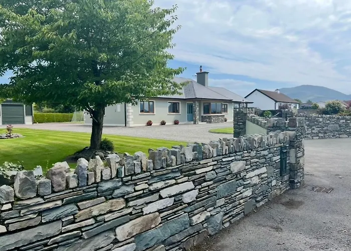 Superb Large 5 Bedroom Home, 6 Beds, Sleeps 10-11 Guest, With Lovely Mountain Views Holiday home