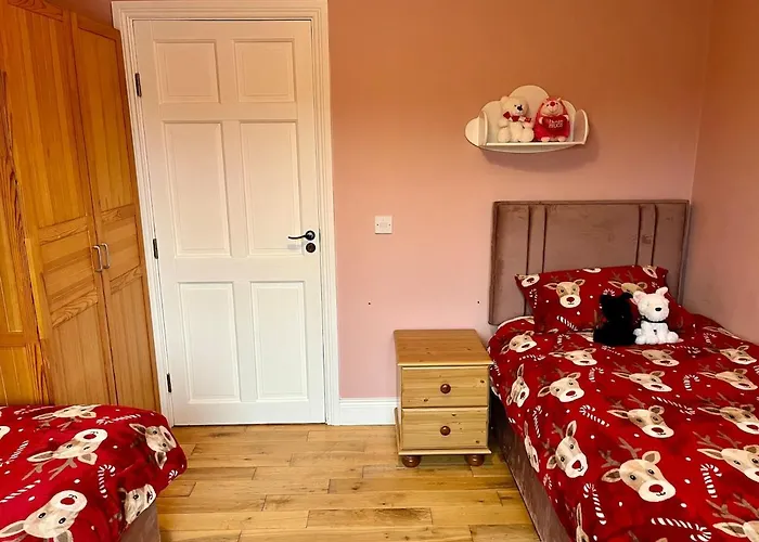 Superb Large 5 Bedroom Home, 6 Beds, Sleeps 10-11 Guest, With Lovely Mountain Views Killarney