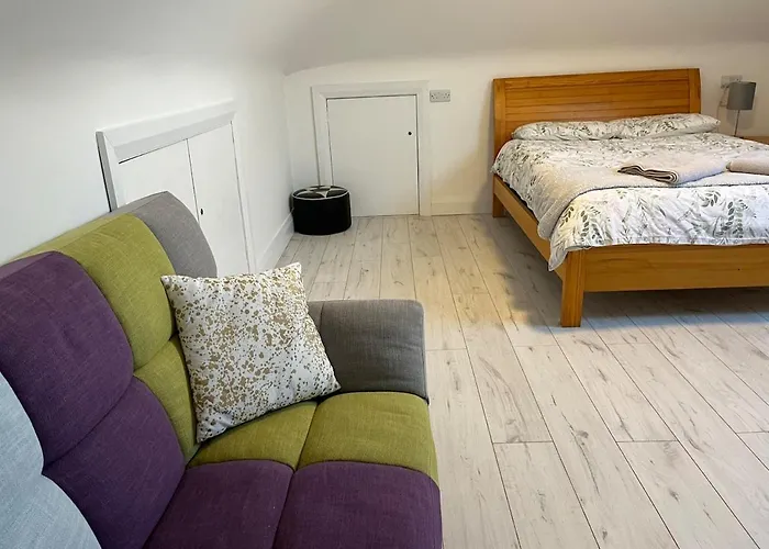 Holiday home Superb Large 5 Bedroom Home, 6 Beds, Sleeps 10-11 Guest, With Lovely Mountain Views *