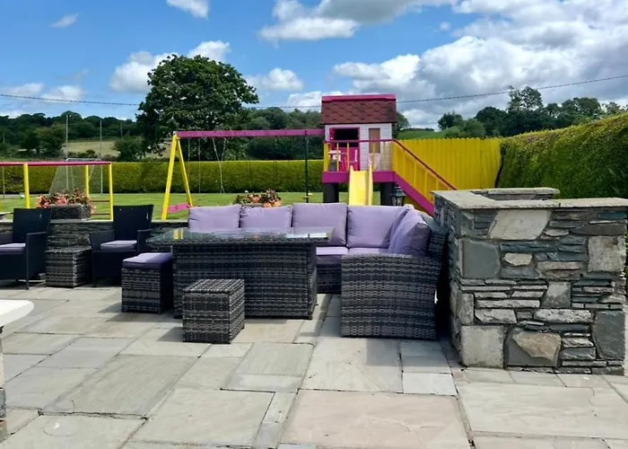 Holiday home Superb Large 5 Bedroom Home, 6 Beds, Sleeps 10-11 Guest, With Lovely Mountain Views