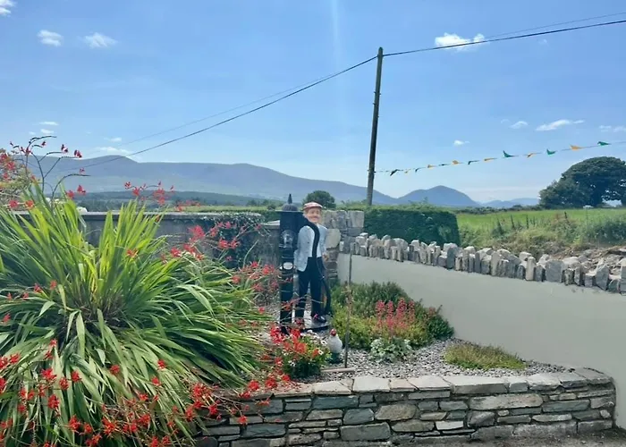 Superb Large 5 Bedroom Home, 6 Beds, Sleeps 10-11 Guest, With Lovely Mountain Views * Cill Airne