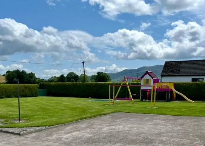 Casa vacanze Superb Large 5 Bedroom Home, 6 Beds, Sleeps 10-11 Guest, With Lovely Mountain Views *