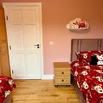 Superb Large 5 Bedroom Home, 6 Beds, Sleeps 10-11 Guest, With Lovely Mountain Views Килларни