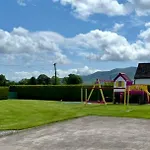 Дом отдыха Superb Large 5 Bedroom Home, 6 Beds, Sleeps 10-11 Guest, With Lovely Mountain Views *