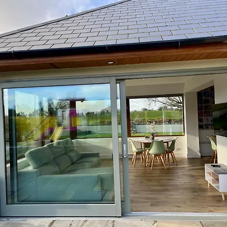 펜션 Superb Large 5 Bedroom Home, 6 Beds, Sleeps 10-11 Guest, With Lovely Mountain Views