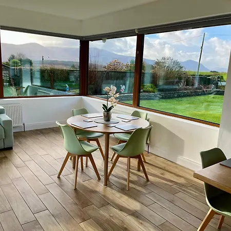 Superb Large 5 Bedroom Home, 6 Beds, Sleeps 10-11 Guest, With Lovely Mountain Views 킬라니