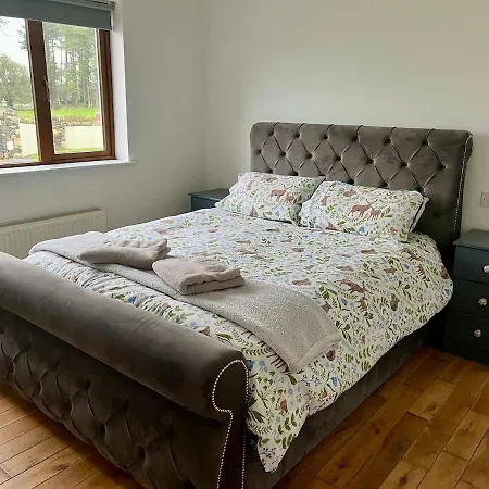 Superb Large 5 Bedroom Home, 6 Beds, Sleeps 10-11 Guest, With Lovely Mountain Views 펜션 킬라니