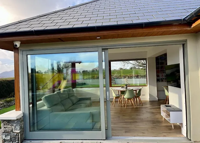 펜션 Superb Large 5 Bedroom Home, 6 Beds, Sleeps 10-11 Guest, With Lovely Mountain Views