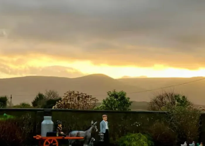 Superb Large 5 Bedroom Home, 6 Beds, Sleeps 10-11 Guest, With Lovely Mountain Views 펜션 킬라니