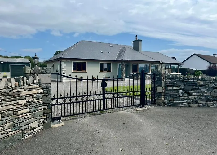 Superb Large 5 Bedroom Home, 6 Beds, Sleeps 10-11 Guest, With Lovely Mountain Views *