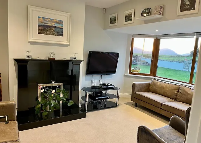 Superb Large 5 Bedroom Home, 6 Beds, Sleeps 10-11 Guest, With Lovely Mountain Views 펜션 킬라니