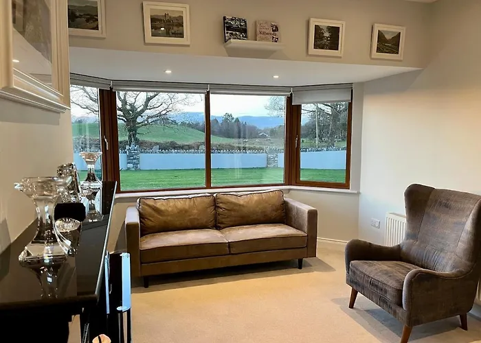 Superb Large 5 Bedroom Home, 6 Beds, Sleeps 10-11 Guest, With Lovely Mountain Views 킬라니