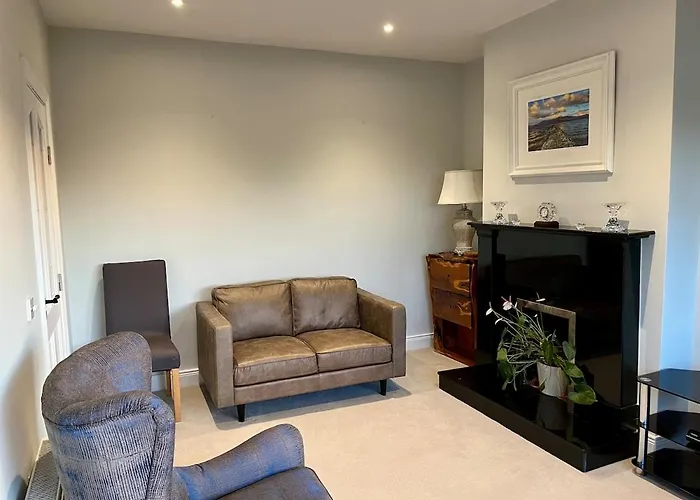 Superb Large 5 Bedroom Home, 6 Beds, Sleeps 10-11 Guest, With Lovely Mountain Views