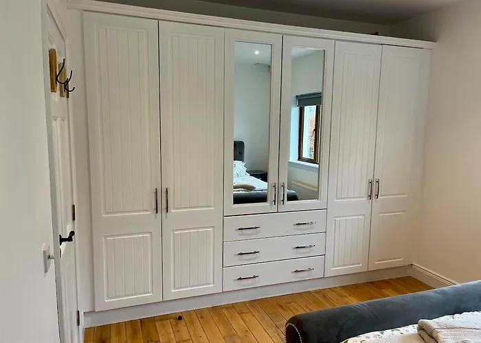 Superb Large 5 Bedroom Home, 6 Beds, Sleeps 10-11 Guest, With Lovely Mountain Views 펜션 킬라니