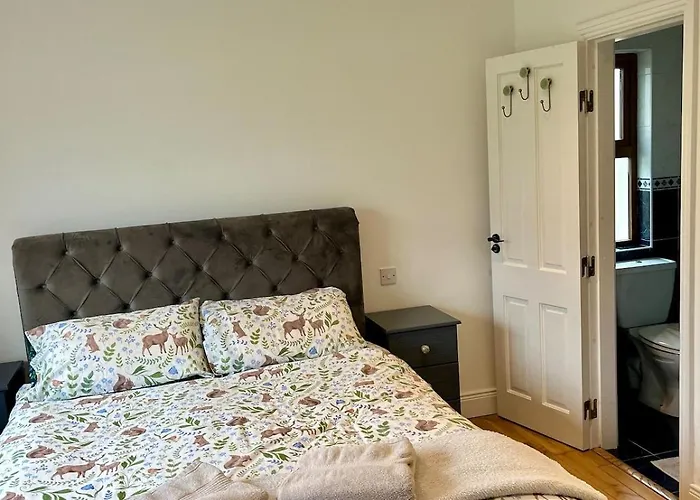 Superb Large 5 Bedroom Home, 6 Beds, Sleeps 10-11 Guest, With Lovely Mountain Views 펜션 킬라니