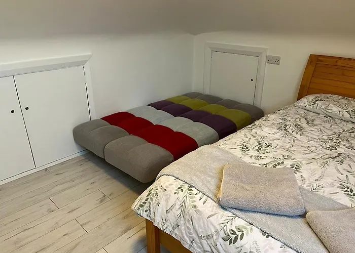 Superb Large 5 Bedroom Home, 6 Beds, Sleeps 10-11 Guest, With Lovely Mountain Views 펜션 킬라니