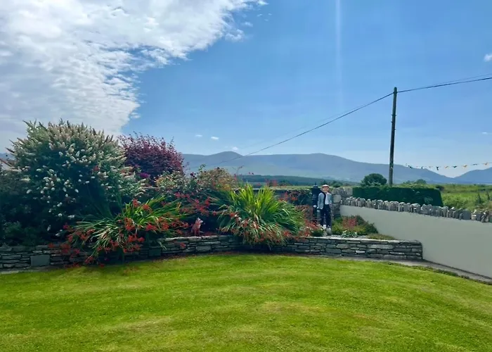 Superb Large 5 Bedroom Home, 6 Beds, Sleeps 10-11 Guest, With Lovely Mountain Views